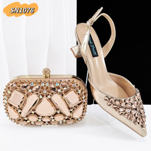 Set di <span class=keywords><strong>Scarpe</strong></span> e Borsa Coordinate per Donna Italiane, <span class=keywords><strong>Scarpe</strong></span> Africane con <span class=keywords><strong>Tacco</strong></span> Alto e Strass Viola Chiaro, Set Borsa e Pochette <span class=keywords><strong>Lilla</strong></span> per Feste - Product Image 6
