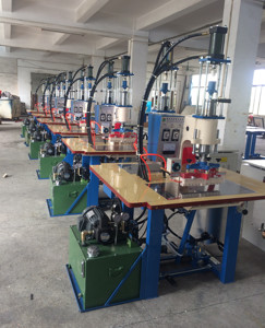Máquina de grabado hidráulica de alta frecuencia de cuero PU de 8kw para etiqueta colgante de Jeans, soldador de alta frecuencia de bolso de cuero - Product Image 2