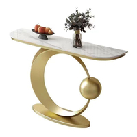 Table console moderne de luxe en or avec plateau ovale en marbre blanc, base incurvée en demi-lune, accent sphérique pour l'ameublement de la maison - Utilisation dans les couloirs