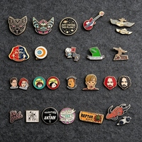 Pins en émail personnalisés en gros pour usine, pins à revers en époxy en forme de dôme, portraits de personnages de séries TV classiques, décorations pour manteaux en jean, pins en émail pour revers