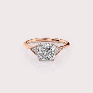 แหวนหมั้นเพชรทรงคุชชั่นคัท เพาะเลี้ยงในห้องปฏิบัติการ ตัวเรือนทองคำ 18K สีโรสโกลด์/ไวท์โกลด์/เยลโลว์โกลด์ เครื่องประดับสั่งทำพิเศษ - Product Image 1
