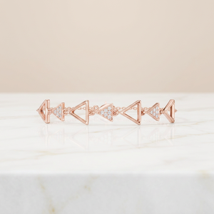Bracelet en or rose massif 9K 10K 14K 18K avec diamants CVD de laboratoire VVS DEF, motif triangle géométrique et chaîne chevron - Product Image 1