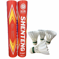 Le volant de badminton ST NO 3 est un volant de type stable en plumes d'oie, utilisé pour l'entraînement en club, il est fabriqué en plumes d'oie.