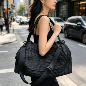 Sac de yoga personnalisé pour femmes, sac de sport pour femmes avec logo personnalisé, sac de voyage vintage unisexe, sac à bandoulière en cuir véritable avec fermeture éclair - Product Image 1