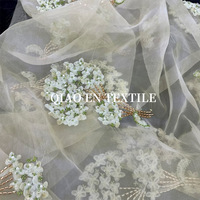 Tissu en maille brodé de perles florales fait main pour robe de mariée haute couture