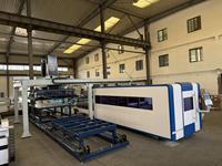 Machine de découpe laser fibre CNC 3015 3000W équipée d'un robot de chargement et de déchargement