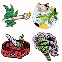 Imagen de logotipo de marca de planta de semillas Good Vibes Boutique Cool T-shirts Shop Accessories Bag Pin Diseño de tabaco personalizado Pin de esmalte duro