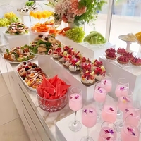 Ventes de buffet d'hôtel de luxe Base acrylique présentoir de nourriture en acrylique Présentoir de dessert en cube de buffet blanc Fête de mariage en acrylique