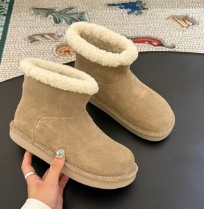 Botas de nieve con flecos de piel de oveja y bordado MIU para mujer - botas cortas de invierno con suela plana y forro de algodón. - Product Image 5