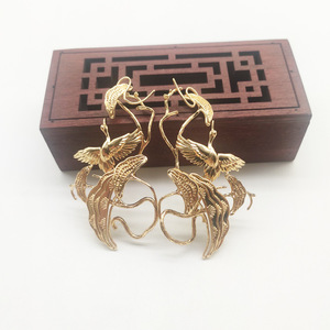Colgante de cobre puro chapado en oro con diseño de grulla y rama de pino, estilo antiguo, para uso diario. - Product Image 3