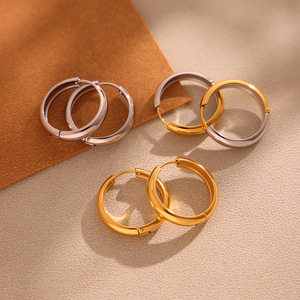 Boucles d'oreilles créoles bicolores simples et tendance en acier inoxydable plaqué or 18 carats, bijoux minimalistes - Product Image 4