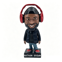 Figurine bobblehead DJ personnalisée en polyrésine, homme barbu noir, casque rouge, main agitant, peinte à la main, réaliste, décoration de voiture/bureau, cadeau