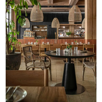 Ensembles de tables à manger modernes de luxe pour les restaurants d'hôtels 5 étoiles avec des chaises rembourrées durables, bois personnalisable, utilisation en bar, salle de sport