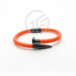 مجوهرات فاخرة جلد ستينغراي مع سوار مسمار من الفولاذ المقاوم للصدأ مطلي بالذهب للرجال - Product Image 3