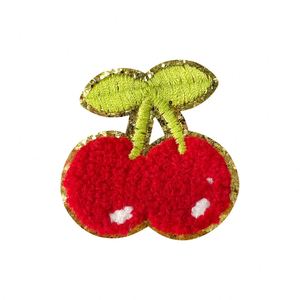 NOUVEAU Patch en chenille cerise à bords dorés brillants, thermocollant et adorable - Product Image 1