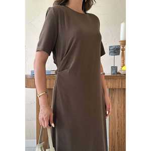 Vestido plisado marrón con cuello redondo, cintura natural, tejido transpirable, vestido informal para diario. - Product Image 1