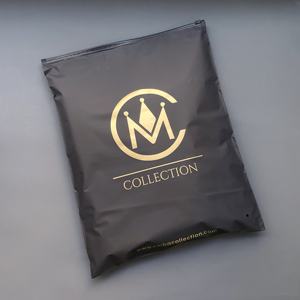 Sacs à fermeture éclair noirs mats personnalisés avec impression dorée - Emballage poly de luxe pour vêtements et cadeaux de marque - Product Image 6