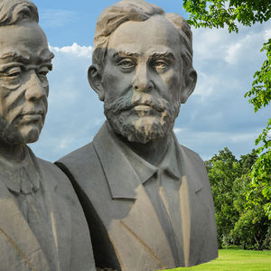 Figuritas de científicos famosos en talla artesanal de piedra natural para decoraciones del campus del Museo de la biblioteca o regalos de negocios - Product Image 6