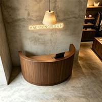 Comptoir de réception commercial courbé en bois massif style Mid-Century pour magasin de vêtements, restaurant, petite boutique, table de caisse ou de bar