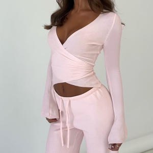 Conjunto de Dos Piezas Rosa para Mujer, Top Corto con Cuello en V y Manga Larga con Vuelo, y Pantalones Anchos con Cordón Ajustable - Product Image 2