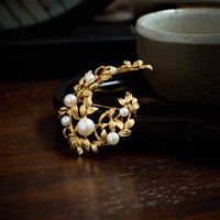 Broche vintage en cuivre plaqué or en forme de feuille, couronne en C incrustée de perles d'eau douce naturelles, épingle de revers de luxe pour mariage, accessoire de costume pour femme