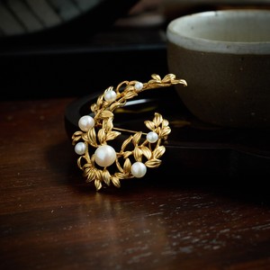 Broche vintage en cuivre plaqué or en forme de feuille, couronne en C incrustée de perles d'eau douce naturelles, épingle de revers de luxe pour mariage, accessoire de costume pour femme - Product Image 4