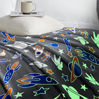 Couverture en flanelle phosphorescente pour bébé, douce, lumineuse, motif fusée spatiale, fabricant OEM pour les grossistes de cadeaux de supermarché