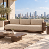 Canapé d'extérieur moderne trois places avec structure en bois massif et accoudoirs cannelés, idéal pour terrasse, jardin, cour et balcon