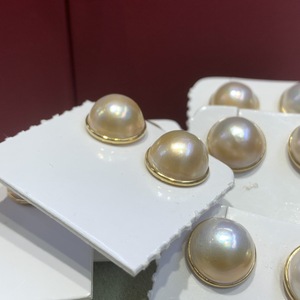 Pendientes de Perlas Mabe Mabei World, 12-13 mm, Chapados en Oro, Perlas Cultivadas Redondas, Engaste Clásico en Bisel para Mujer - Product Image 1