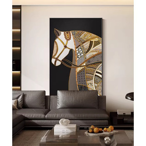 Pintura contemporánea abstracta sobre lienzo con motivos de caballos y marco de aluminio para decoración de pared en la sala de estar junto al sofá. - Product Image 2