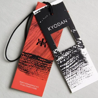Etiquetas colgantes de papel para ropa con cordón, utilizadas para prendas de vestir, calzado y accesorios de moda.