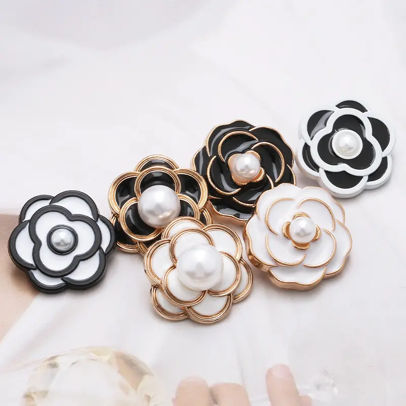 New design white/black custom flower pattern shank pearl decorative button for lady shirt