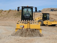Nouveau Compacteur Vibratoire à Tambour Unique CAT CP12 CP16 CP17 de 12 tonnes avec Tambour à Patins pour Projets de Terrassement C4.4