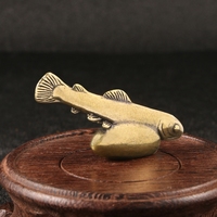 Statue de poisson en pierre cachée en laiton antique Simulation de jouet de poisson Collection créative d'artisanat en laiton massif