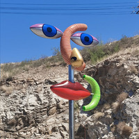 Sculpture personnalisée grand format en acier inoxydable coloré, représentant des caractéristiques faciales abstraites