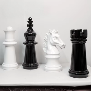 Nouvel ensemble d'échecs minimaliste moderne en résine synthétique, Roi et <span class=keywords><strong>Reine</strong></span>, noir et blanc, complet, pour <span class=keywords><strong>la</strong></span> décoration <span class=keywords><strong>de</strong></span> <span class=keywords><strong>la</strong></span> maison, les cabines à thème KTV et les bureaux. - Product Image 2