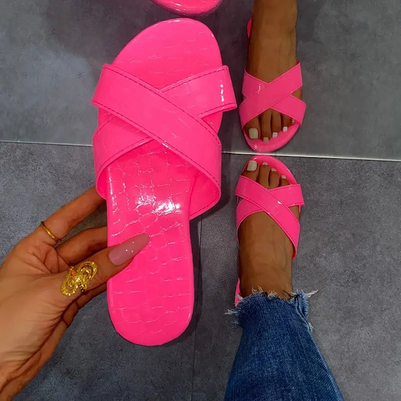 Wholesale Shiny Pu Women Slippers Summer Beach Fashion Flat Slides Neon Pink Hot Red Black Footwear Casual Out Ladies Slippers