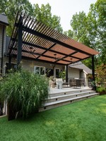 Pergola en aluminium pour cour de restaurant avec supports pour chauffage suspendu et emplacements pour enceintes