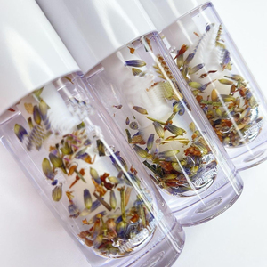 Son Bóng Dạng Lỏng Lấp Lánh Không Có Hoa Khô Nhiều Màu Son Bóng Trong Suốt Lấp Lánh Logo Riêng Thuần Chay Bóng Loáng Tùy Chỉnh - Product Image 4