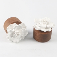 Diffuseur de parfum d'ambiance artisanal en porcelaine à base de bois, avec fleurs en plâtre céramique parfumées, pour huiles essentielles, vente en gros