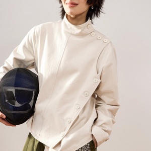 เสื้อแจ็คเก็ตฟันดาบผู้ชายผ้าทวิลคอตตอน 100% สำหรับฤดูใบไม้ผลิ ดีไซน์กระดุมแบบไม่สมมาตร เสื้อโค้ทสั้นสำหรับฟันดาบผู้ชาย ขายส่ง - Product Image 2