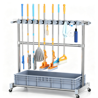 Chariot de rangement autoportant à roulettes pour outils de nettoyage avec poignée de poussée, support en acier inoxydable pour balais et serpillères pour garage et école