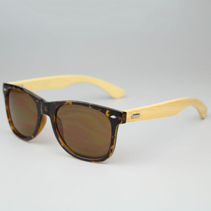 Unisexe 2024 ans personnalisé en gros polarisés UV400 lunettes de soleil gris lentille lunettes de soleil en bois avec bleu PC jaune violet rouge - Product Image 4