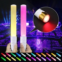 Distribuer des lampes de poche LED et des bâtons lumineux pour les remises de diplômes et les concerts K-pop ; formes et logos personnalisables disponibles