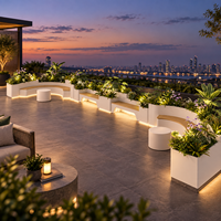 Banc-jardinière extérieur sur mesure avec éclairage LED et bac à fleurs intégré pour aménagement paysager de terrasses et de places commerciales