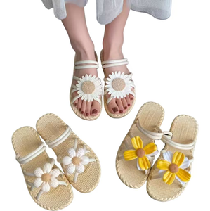 Sandales d'extérieur à semelle TPR respirante et légère, style ethnique avec décoration florale, tongs de plage souples et plates - Product Image 1