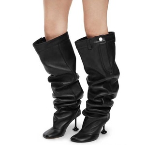 Botas altas de mujer con tacón alto, punta cuadrada, estilo holgado, con botón metálico y parte superior plisada, ajuste ancho hasta la rodilla - Product Image 5