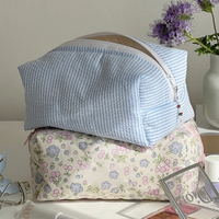 Nouvelles trousses de toilette portables personnalisées à rayures, broderie personnalisée, trousses de maquillage en coton matelassé, grande capacité, fermeture éclair, trousse de maquillage
