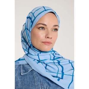 Pañuelo de Mujer de Poliéster Azul Bebé con Patrón Geométrico Cuadrado y Protección Solar Pure Tone - Product Image 2
