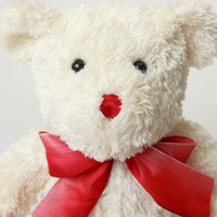 Ours en peluche doux blanc avec un joli nœud rouge en forme de ruban